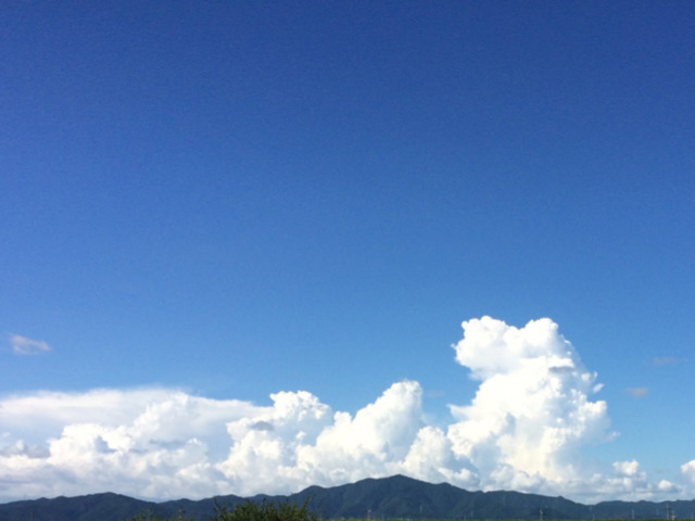 晴れた夏の入道雲の写真