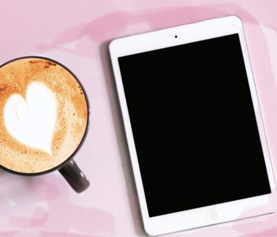iPadとコーヒーの画像