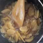 生姜シロップを煮詰める写真