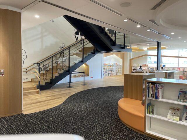 豊橋市まちなか図書館の中の写真（階段））