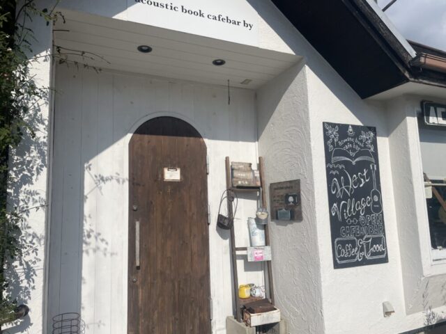 ブックカフェacoustic book cafebar byの入り口のドア写真