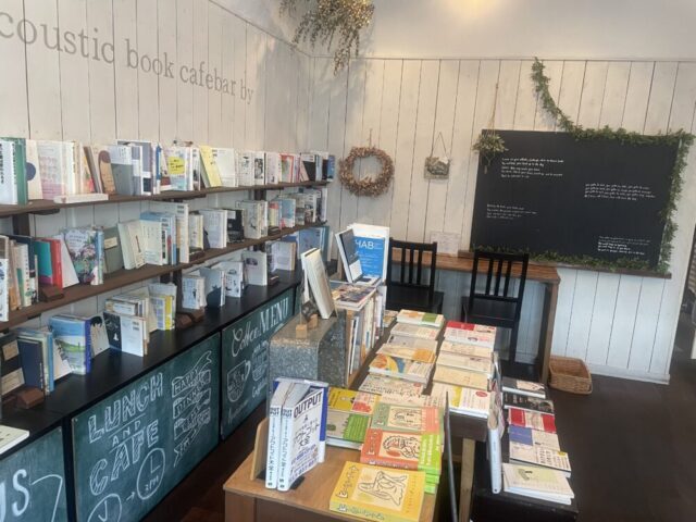 ブックカフェacoustic book cafebar byの本棚の写真
