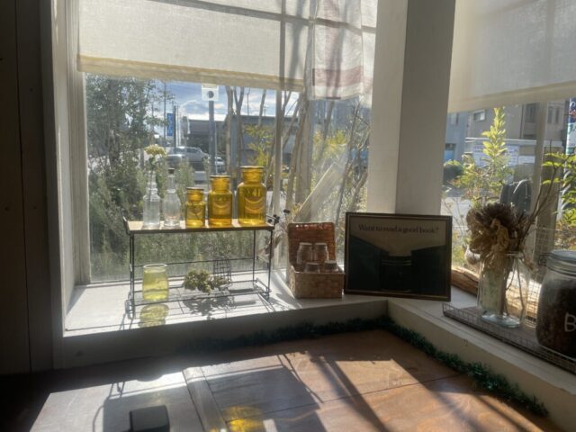 ブックカフェacoustic book cafebar byの窓辺の写真