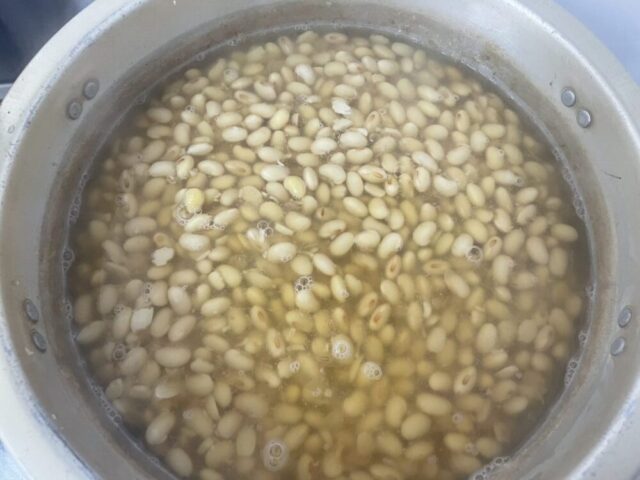 鍋で大豆を煮ている写真