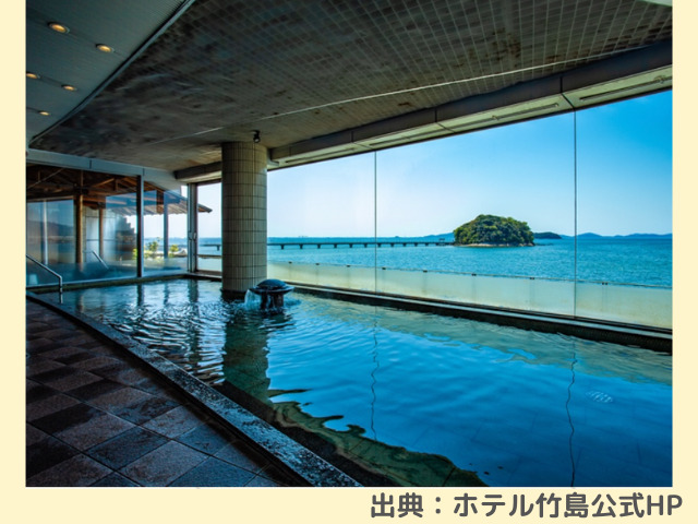 ホテル竹島の日帰り温泉の浴室の写真