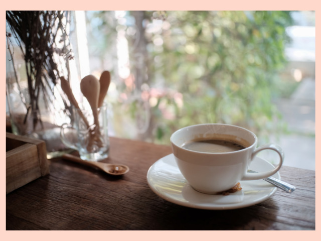 コーヒーを窓辺で飲むイメージ画像