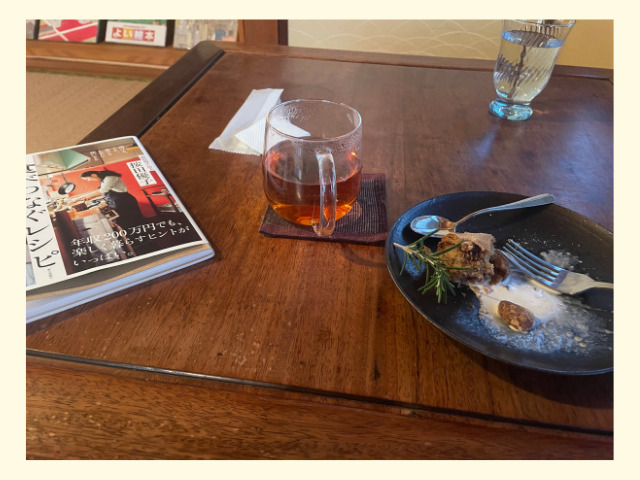 テーブルの上の本と飲み物の写真
