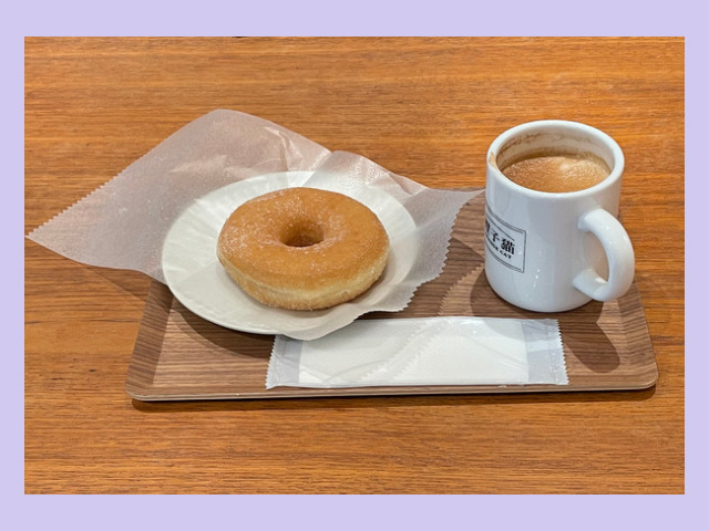 コーヒーとドーナツの写真